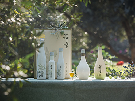 祥宇特級(jí)初榨橄欖油，純手工采摘、精選優(yōu)質(zhì)油橄欖鮮果，用意大利貝亞雷斯全自動(dòng)設(shè)備物理冷榨工藝，在鮮果采摘后8小時(shí)內(nèi)限時(shí)鮮榨而成。