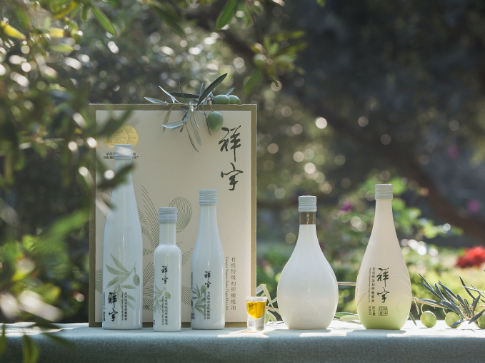 知源頭更放心甘肅隴南國(guó)際油橄欖協(xié)會(huì)IOC認(rèn)定中國(guó)油橄欖一我，是一瓶橄欖油，人們賦..